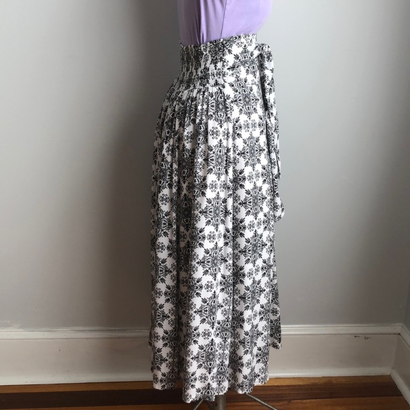 N.y.L.a Black Print on White Flowing Rayon Skirt - Picture 3 of 9